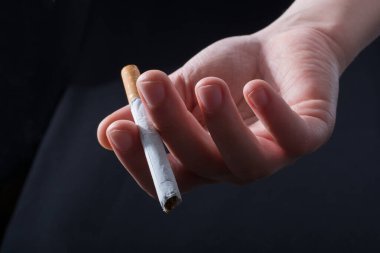 El siyah arka planda sigara dağıtıyor.