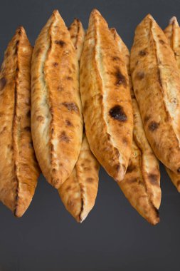 Türk usulü düz ekmek peynir ile kaplı