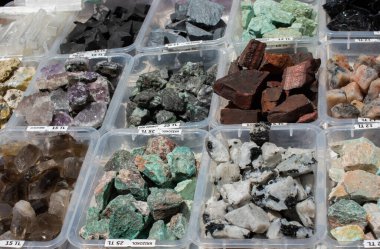 Çeşitli türlerde doğal mineral değerli taşlar.