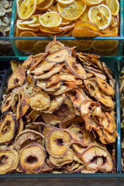 Pazar yerinde kuru meyve satışı.