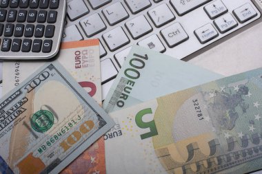 Euro banknotları, hesap makinesi İş ve finans kavramı