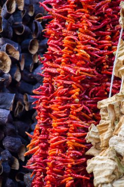 Baharat pazarında kurutulmuş biber, patlıcan ve renkli baharatlar.
