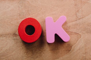 Tamam renkli mektup blok ile yazılmış kelime