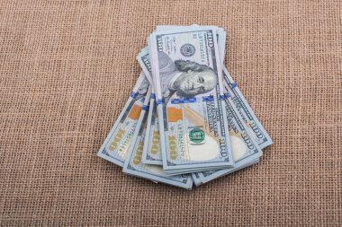 Banknota destesi keten bir tuval üzerine yerleştirilmiş Amerikan doları