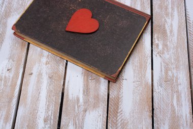 Aşk ve romantizm konsepti olarak kalp şekli simgesi