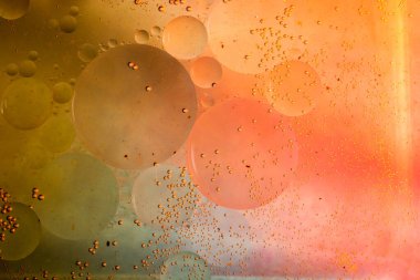 Su tabanında yağ kabarcıkları oluşmuş.