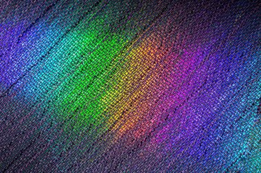 Gökkuşağı renkleri kumaş dokusuna yansıtılıyor