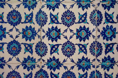 Osmanlı tarzı el yapımı, çiçek desenli Türk fayansları.