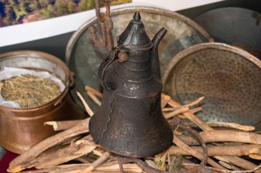 Görünüşte çok eski tarz metal ewer su kavanozu