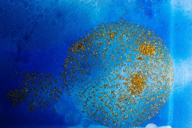 Su tabanında yağ kabarcıkları oluşmuş.