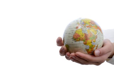 Beyaz arka planda elinde küçük bir küre tutan çocuk