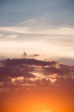 Koyu ve gri bulutlar gökyüzünde