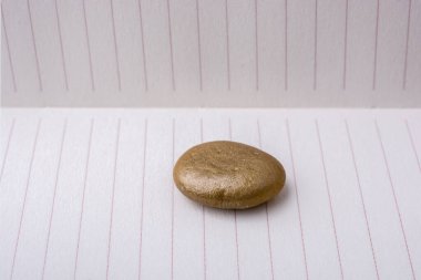 Bir arka plan ile küçük altın renk taşa