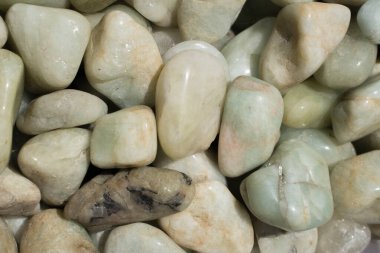 Doğal mineral kaya numunesi olarak aquamarine (mavi beril) değerli taş