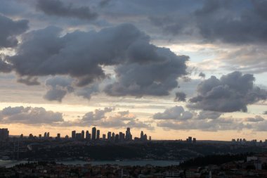 Karanlık ve gri bulutlar gökyüzünde