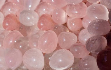 Mineral kaya numunesi olarak Rose Quartz 'ın değerli taşı yuvarlandı