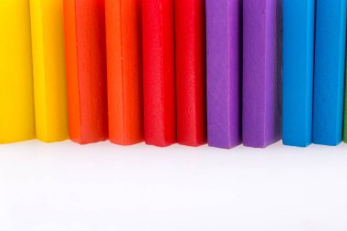 Beyaz arkaplanda renkli Domino Blokları