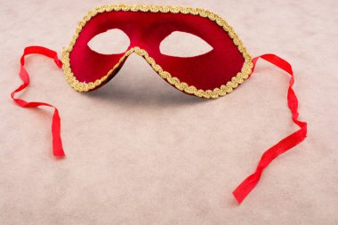 Açık kahverengi renkli şeritler ile güzel festival karnaval maskesi