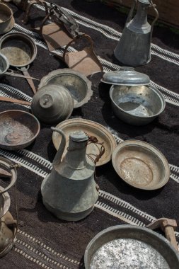 Görünürde bir tencere nesnesi olarak metal tava