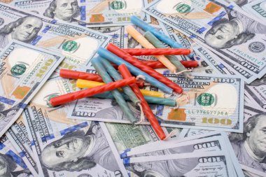 Doğum günü mumları yaymak üzerinde bize Doları banknot yerleştirilir