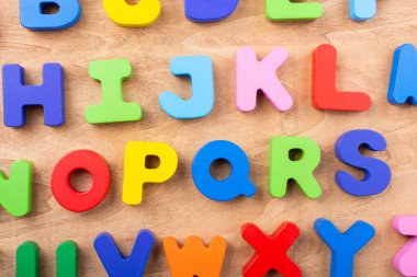 Tahtadan yapılmış renkli alfabe harfleri