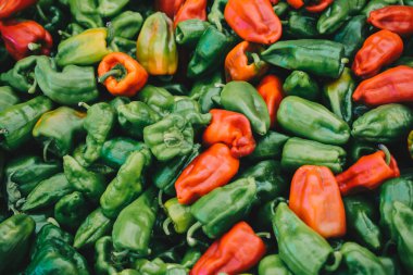 Yiyecek olarak bir sürü yeşil biber bulundu.