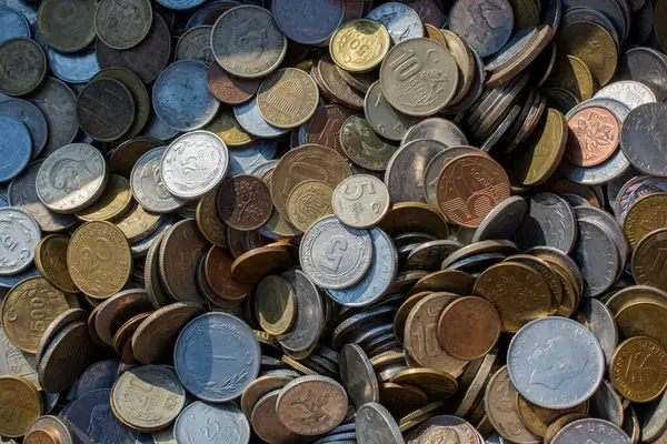 Çeşitli para birimlerinin eski metal para koleksiyonları