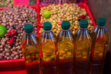 Yeşil zeytin, zeytinyağında korunmuş sağlıklı yiyecekler gibi.