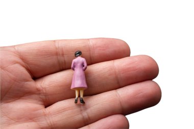 Eldeki minyatür kadın beyaz arka planda izole edilmiş.