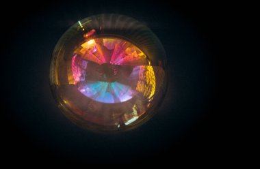 Havada tek bir sabun köpüğü patladı.