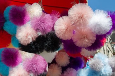Tüylü ponpon koleksiyonu. Dokunma, dokunma, duygu kavramı..