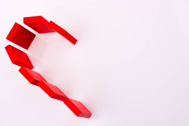 Kırmızı dominolardan yapılmış yarım kalp