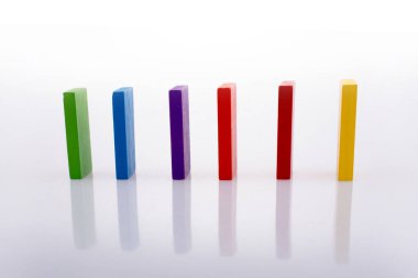 Beyaz arkaplanda renkli Domino Blokları