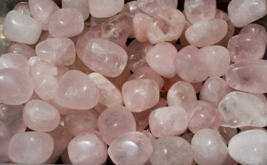 Mineral kaya numunesi olarak Rose Quartz 'ın değerli taşı yuvarlandı