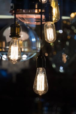 Dekoratif antika edison tarzı iplik ampulleri asılıydı.