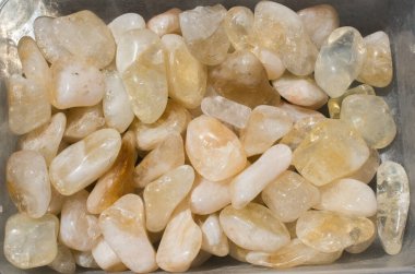 Mineral kaya jeodu olarak taştan taşlarla oynanmış.