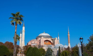 Ayasofya, Bizans mimarisinin dünyaca ünlü anıtı.