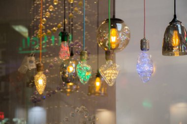 Dekoratif antika edison tarzı iplik ampulleri asılıydı.