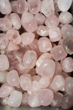 Mineral kaya numunesi olarak Rose Quartz 'ın değerli taşı yuvarlandı
