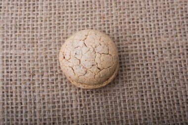 Keten bir tuval üzerine elinde Türk badem çerez