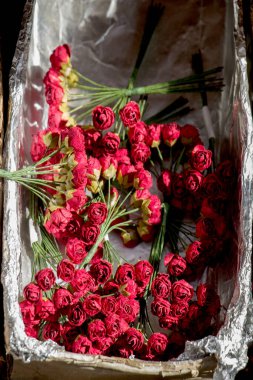 Plastik gerçek olmayan sahte çiçekler Renkli çiçekler