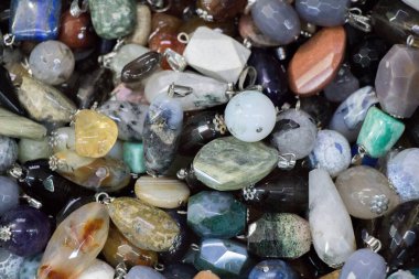 Belli bir tipte doğal mineral değerli taşlar.