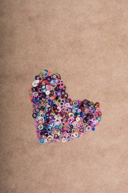 Kalp şeklinde renkli dekoratif nesneler