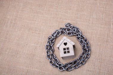 Keten bir tuval üzerine bir model evin etrafında metal sandalye