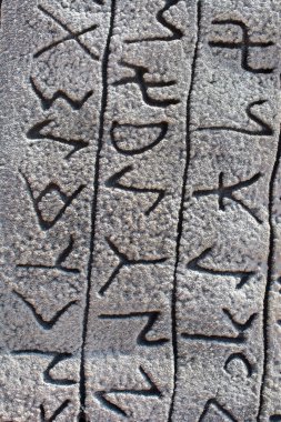 Model, en eski Türkçe dilinin yazıtlarını içeriyor