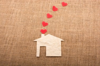 Kağıt evin bacasından çıkan kalp şeklinde.