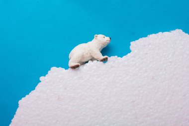 Sahte kar ve deniz ortamı üzerine sahte kutup ayısı yavrusu