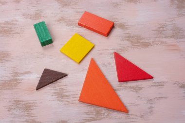 Yaratıcı ve mantıklı düşünme kavramı. Farklı renkli ahşap bloklar. Farklı renkte geometrik şekiller.