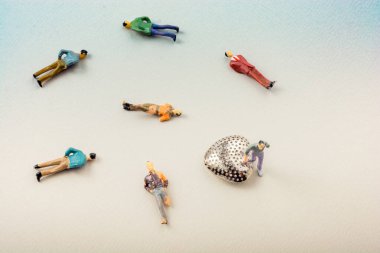 Kalp ikonuna takılmış küçük erkek figürleri.