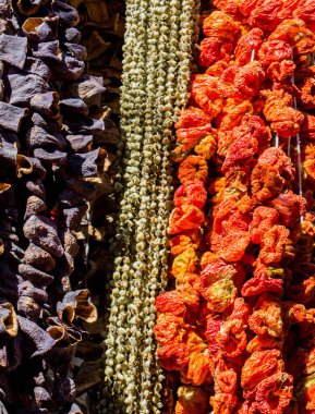 Baharat pazarında kurutulmuş biber, patlıcan ve renkli baharatlar.